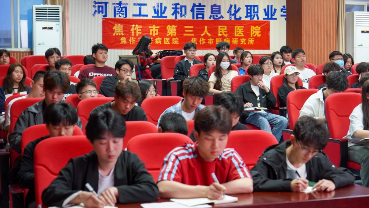 一群人坐在桌子前中度可信度描述已自动生成